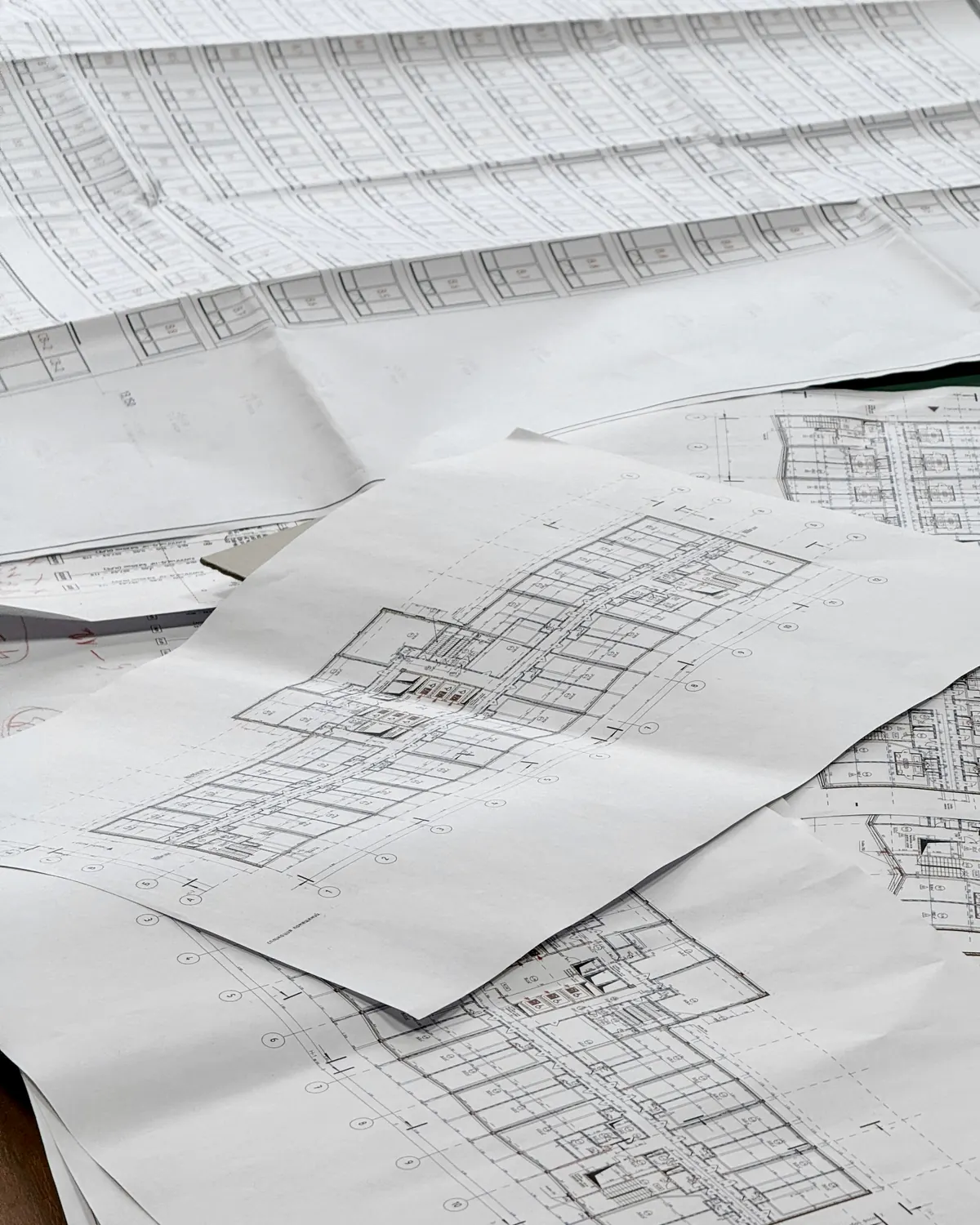 Planos de arquitectura sobre la mesa de trabajo