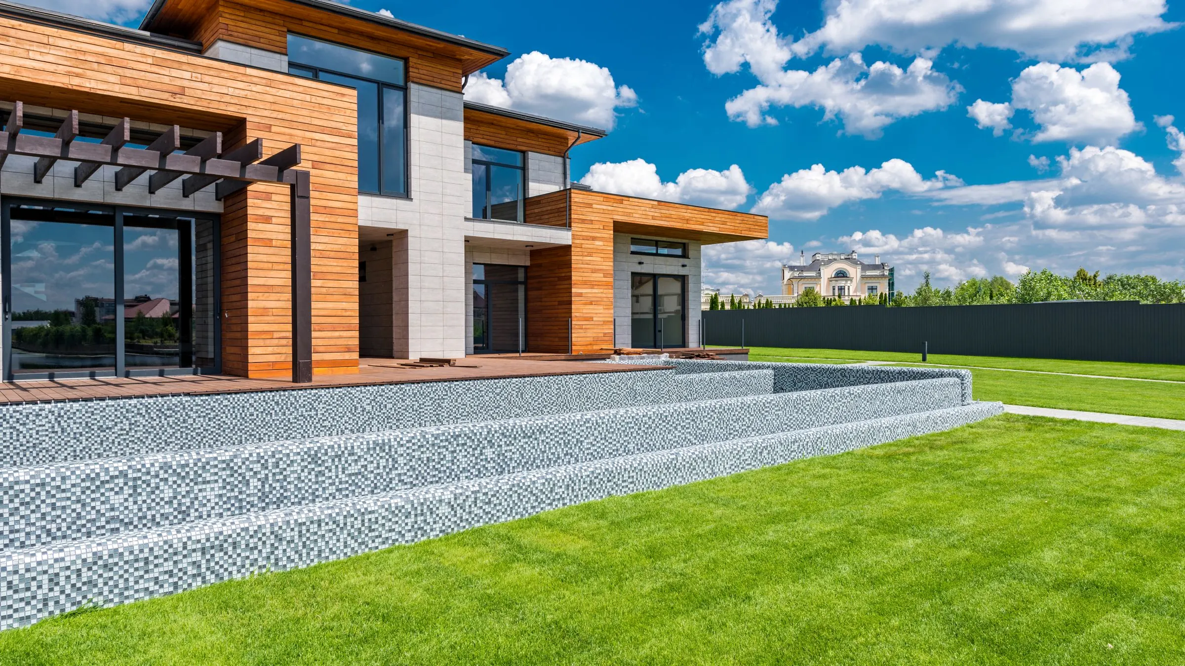 Casa nueva con revestimiento de madera y jardín, obra terminada