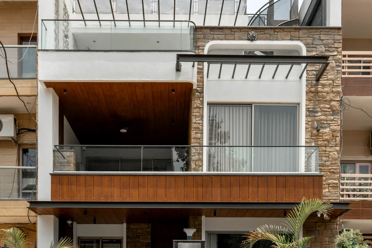 Casa Los Paraísos de fachada contemporánea y balcón