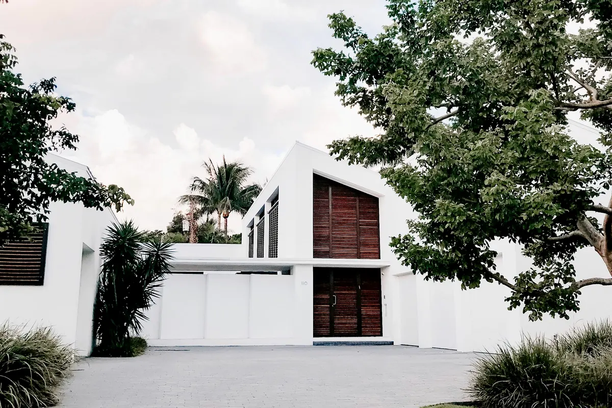 Casa Los Sauces junto a un acceso de hormigón y jardín